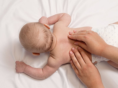 Massage sur bébé